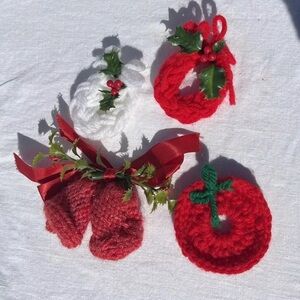 Vtg Crochet Christmas Brooches 4 Wreaths Jingle Bells Holly Bows Pins Handmade